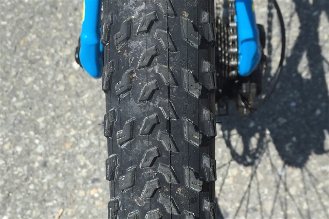 とにかく軽く前に走り続ける、今どきの最新XCレース用タイヤ「FAST